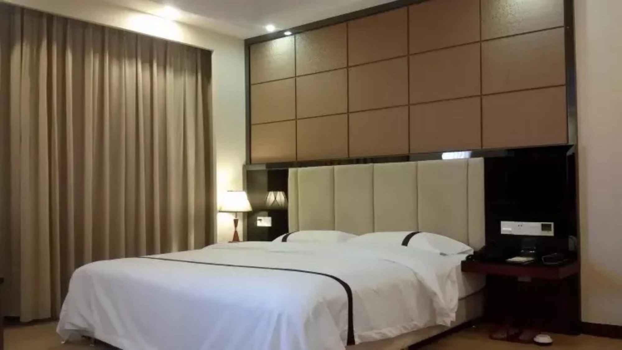 Deluxe, Queen Bed