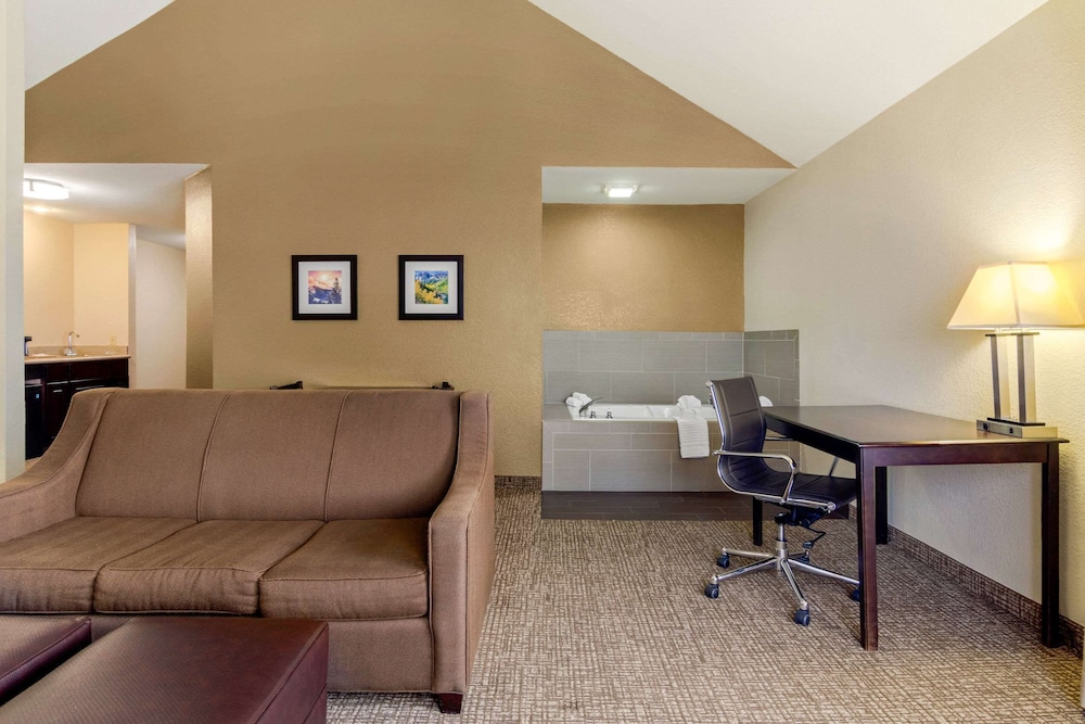 Comfort Inn & Suites Greeley, CO 32/54