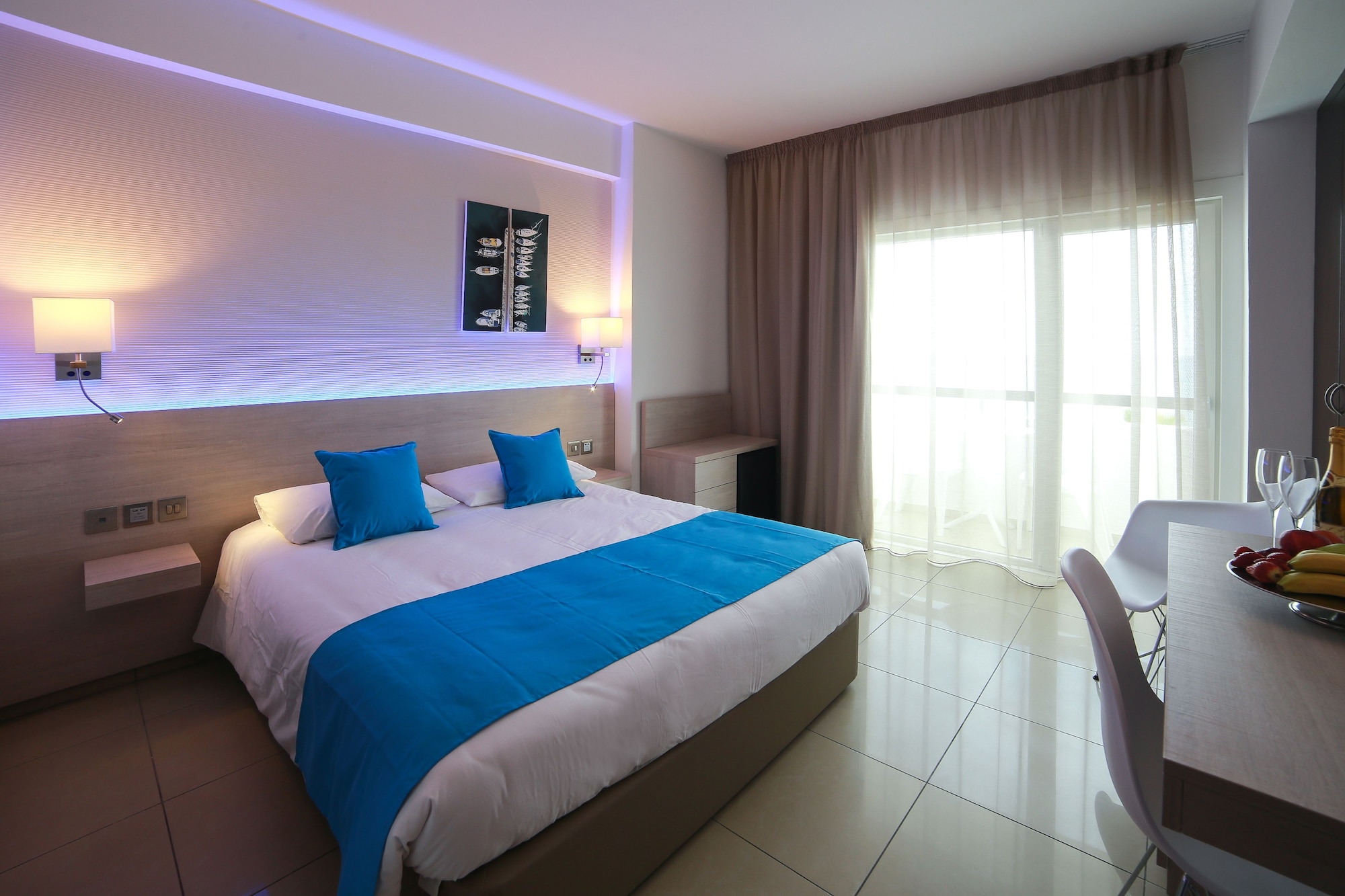 ROOM, DOUBLE OR TWIN BED, PARTIAL SEA VIEW
