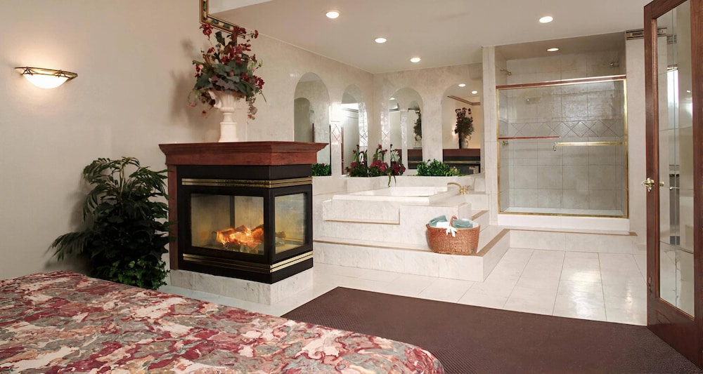 Bismarck Hotel and Conference Center 5/50