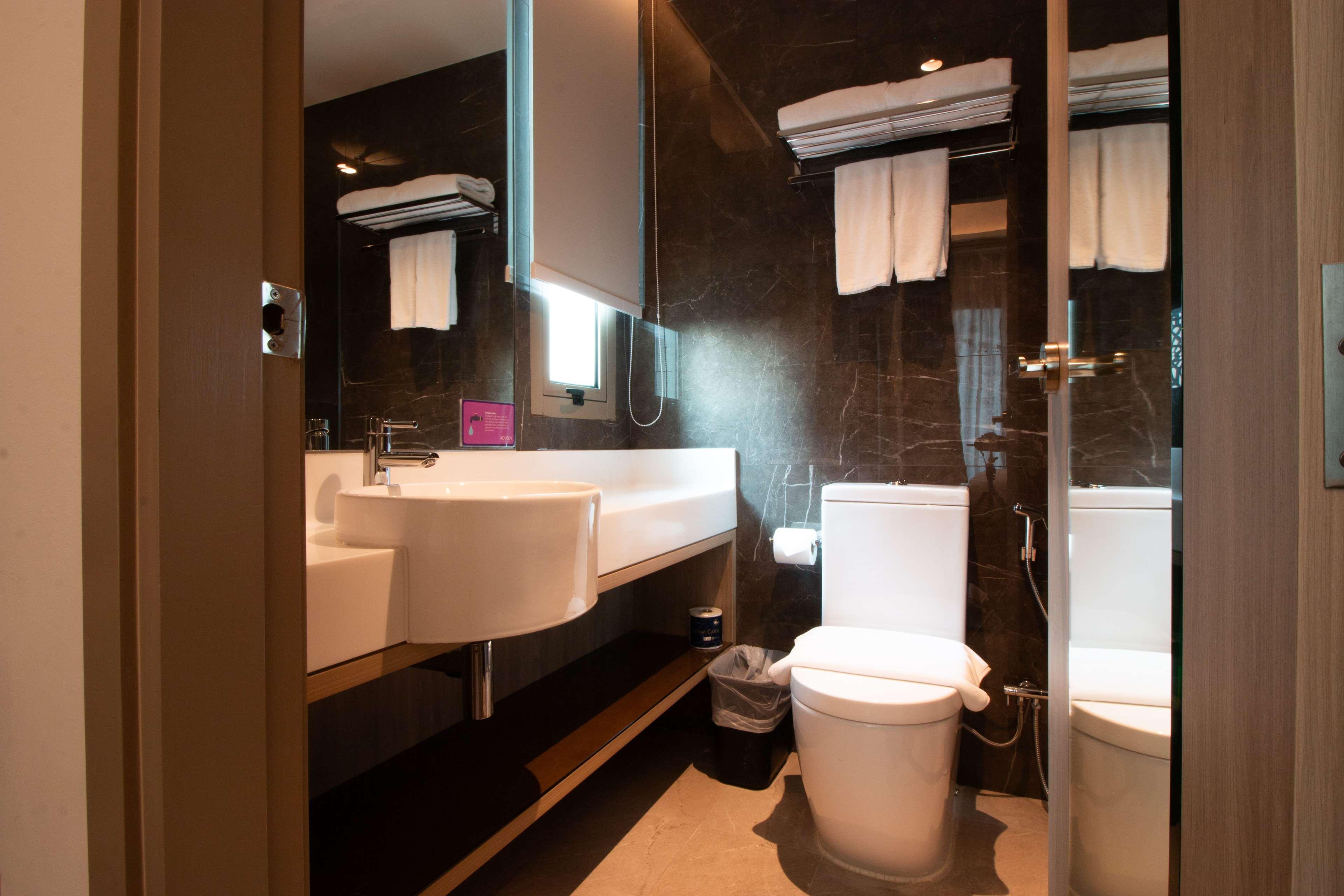 Aqueen Prestige Hotel Jalan Besar 41/42