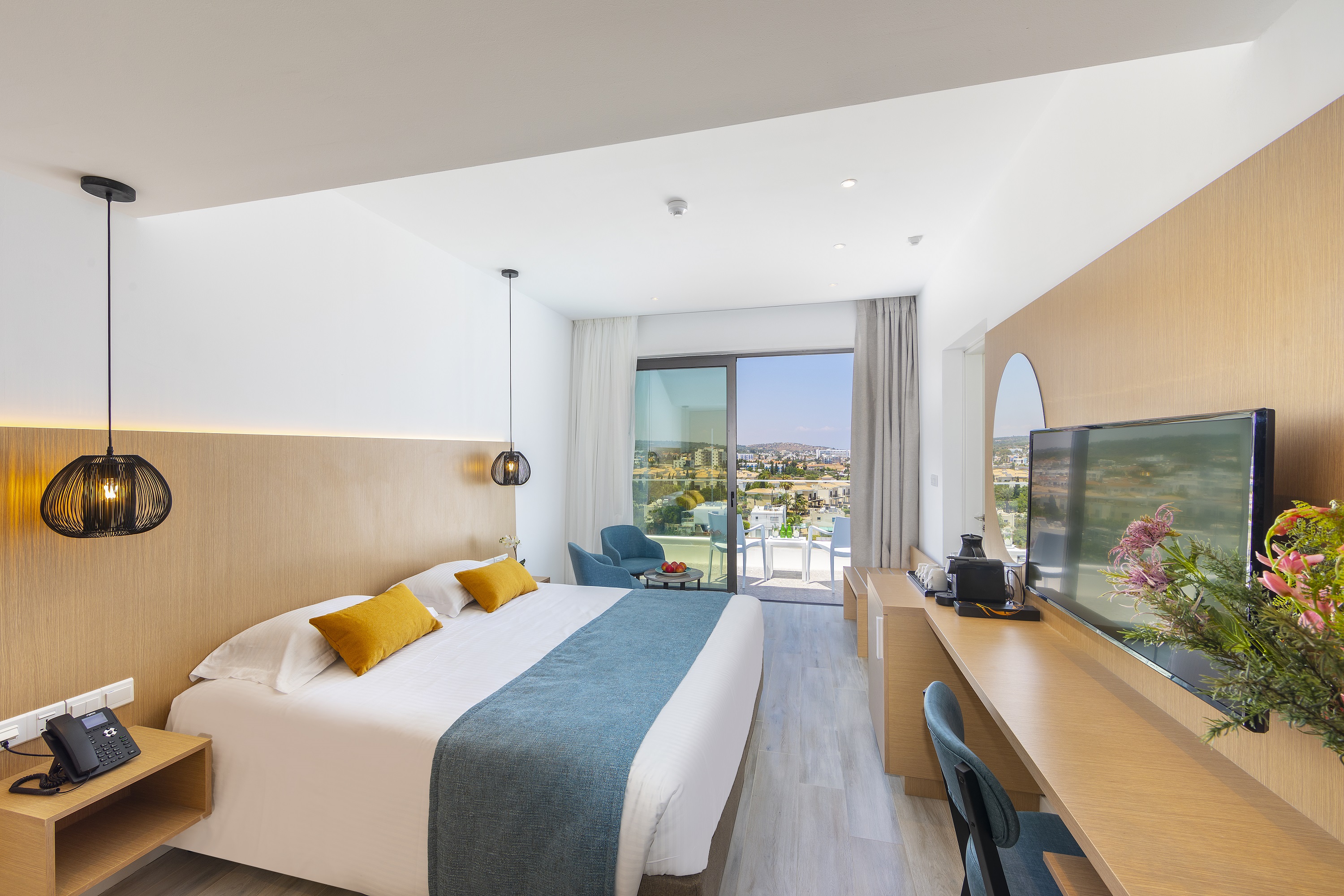ROOM, DOUBLE OR TWIN BED, SIDE SEA VIEW