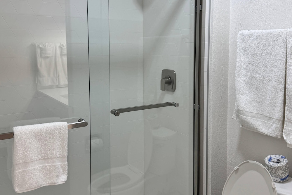 غرفة قياسية بسرير كوين، Rodeway Inn & Suites Rancho Mirage - Palm Desert Area 9/9