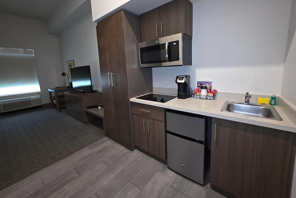 Hawthorn Extended Stay Austin North 50/50