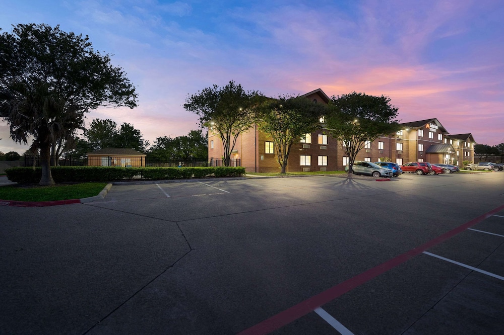 Suburban Studios Houston North I-45 21/40