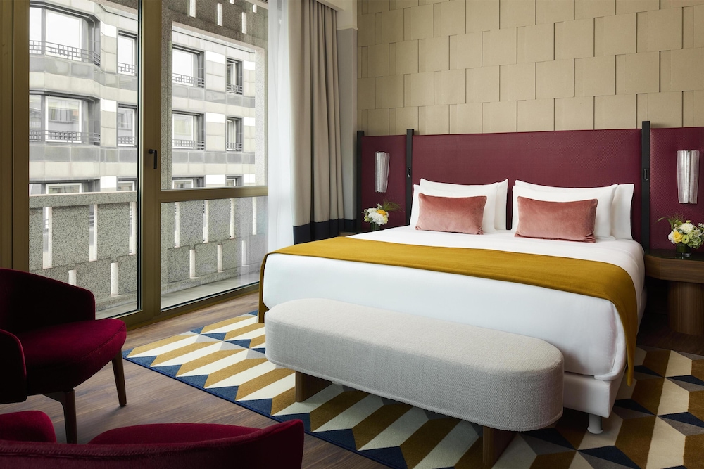 SUITE, CORNER