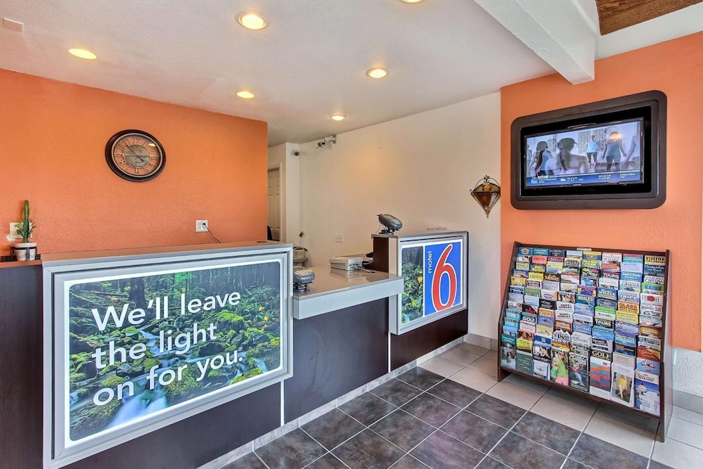 Motel6 Marina, CA - Monterey 6/58