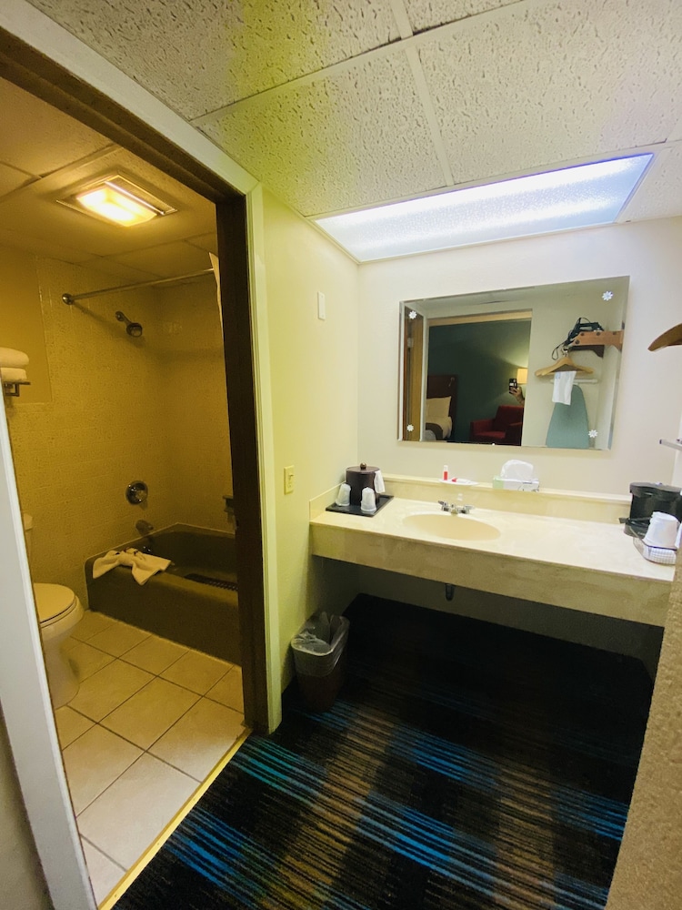 Days Inn Suites By Wyndham St Ignace Lakefront 50/50