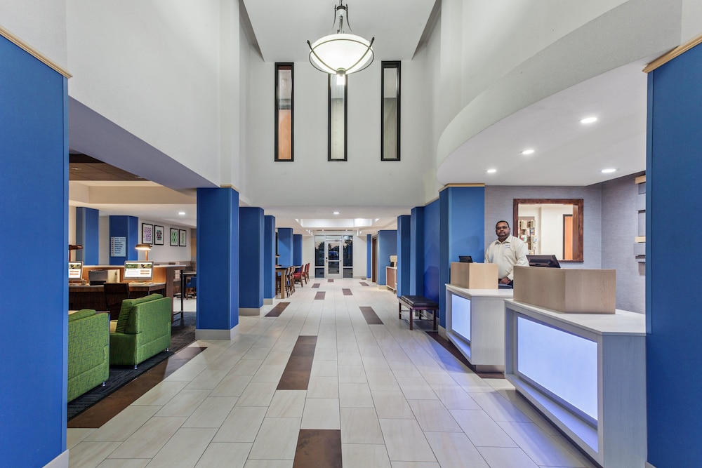 Holiday Inn Express & Suites Elk Grove West I-5 28/51