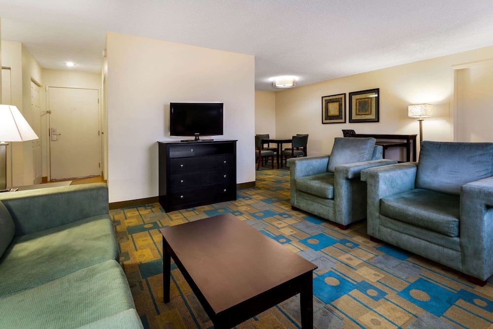 La Quinta Inn & Suites by Wyndham St. Pete-Clearwater Airpt 39/51