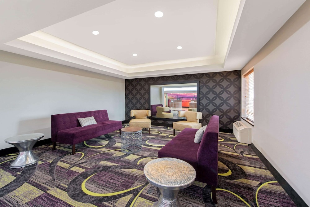 La Quinta Inn & Suites by Wyndham Bridge City 26/44