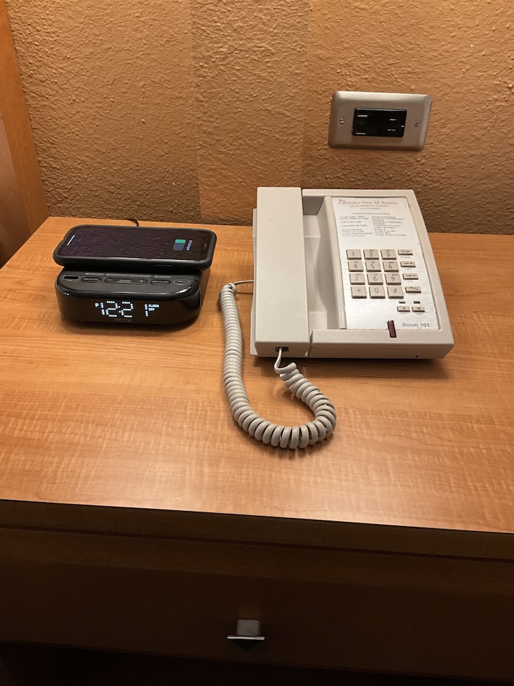 Anaheim Islander Inn And Suites 49/58
