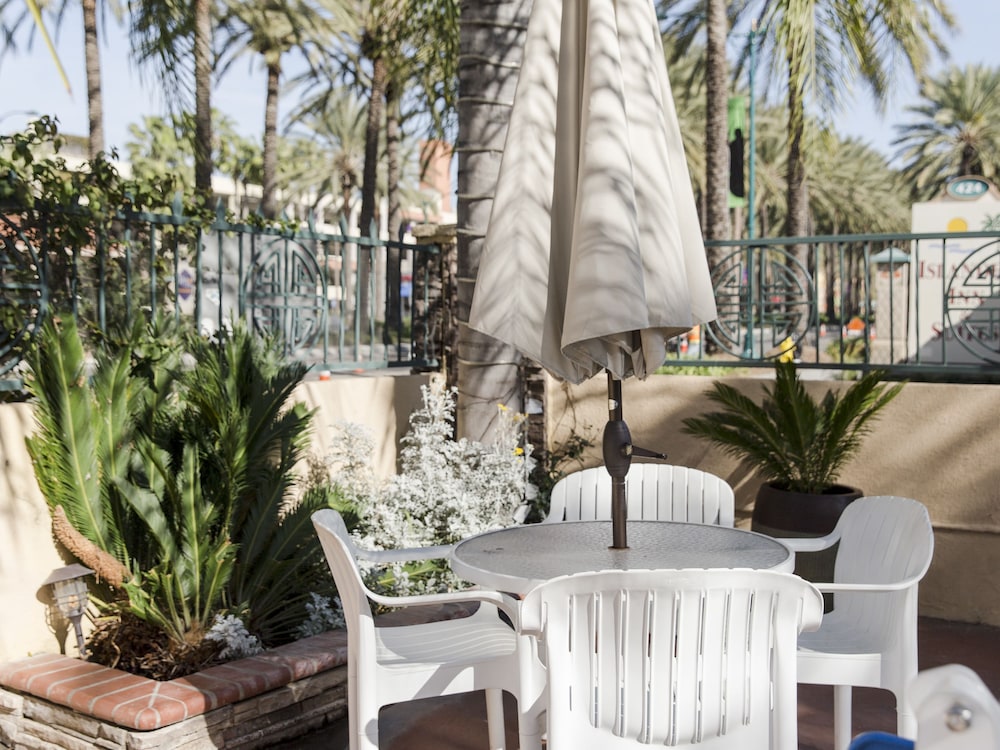 Anaheim Islander Inn And Suites 42/58