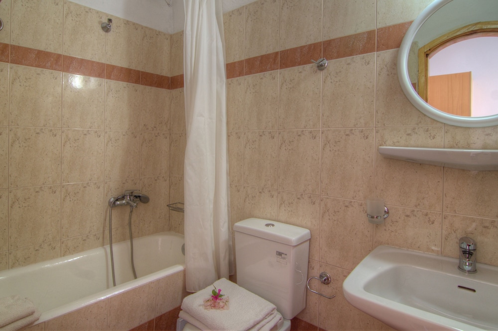 Adonis Hotel 48/52