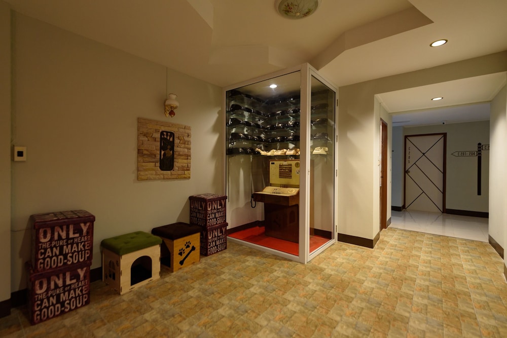 P 72 Hotel Bar 33/50