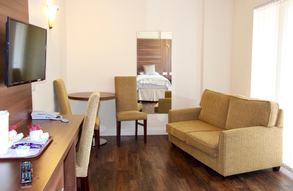Oliver Cromwell Hotel 25/50