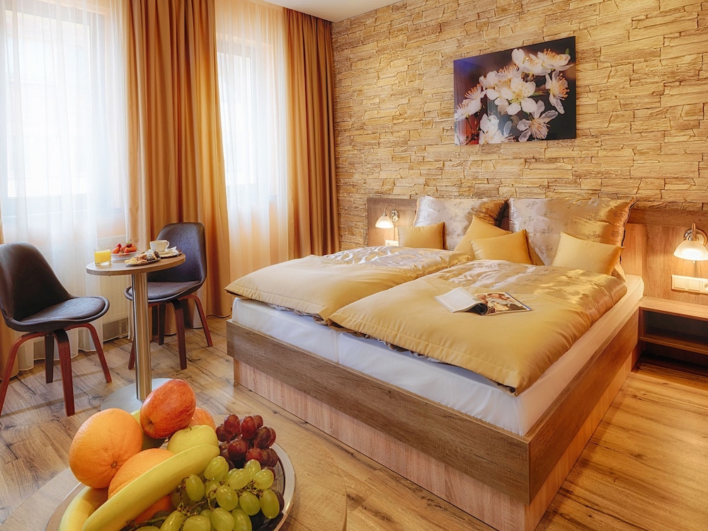 Viktor Hotel 9/55