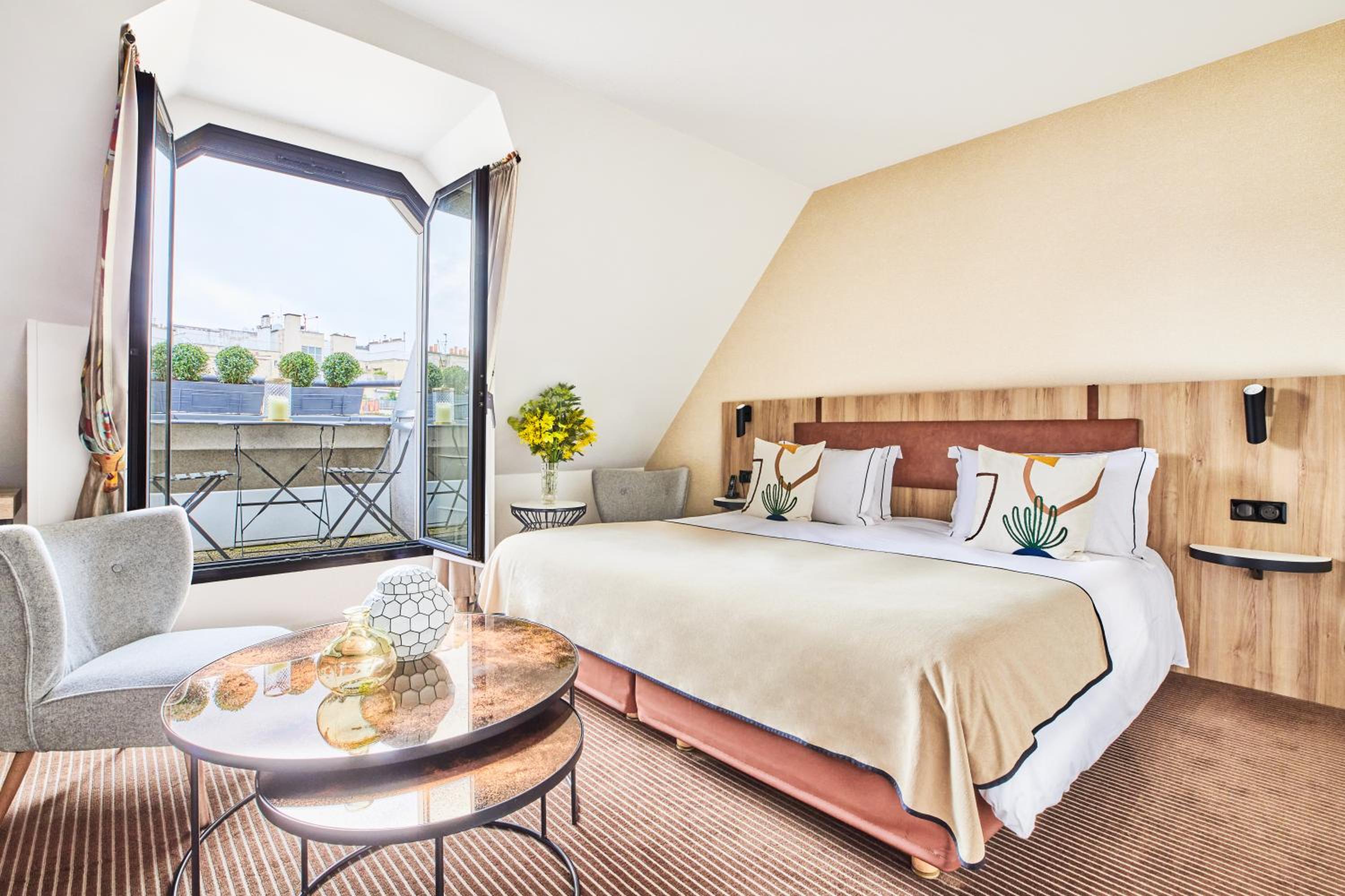 Junior Suite, Twin Beds, Eiffel View, Sofa