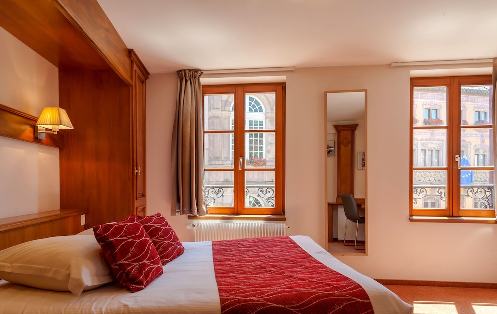 HOTEL DE LA CLOCHE 20/46
