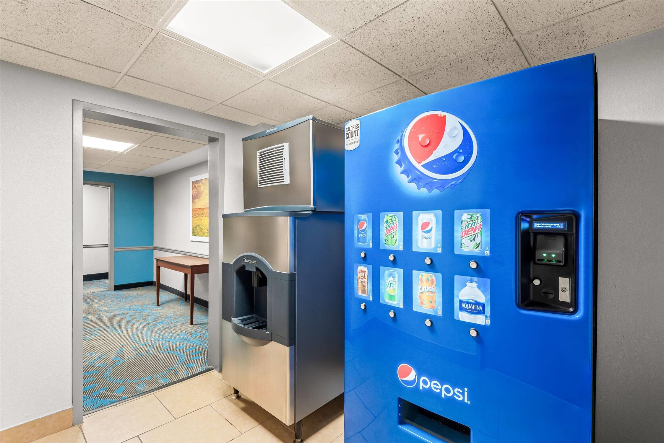 Days Inn & Suites By Wyndham Cedar Rapids 5/27