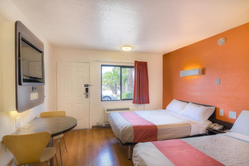 2 Full Beds - Micfridge