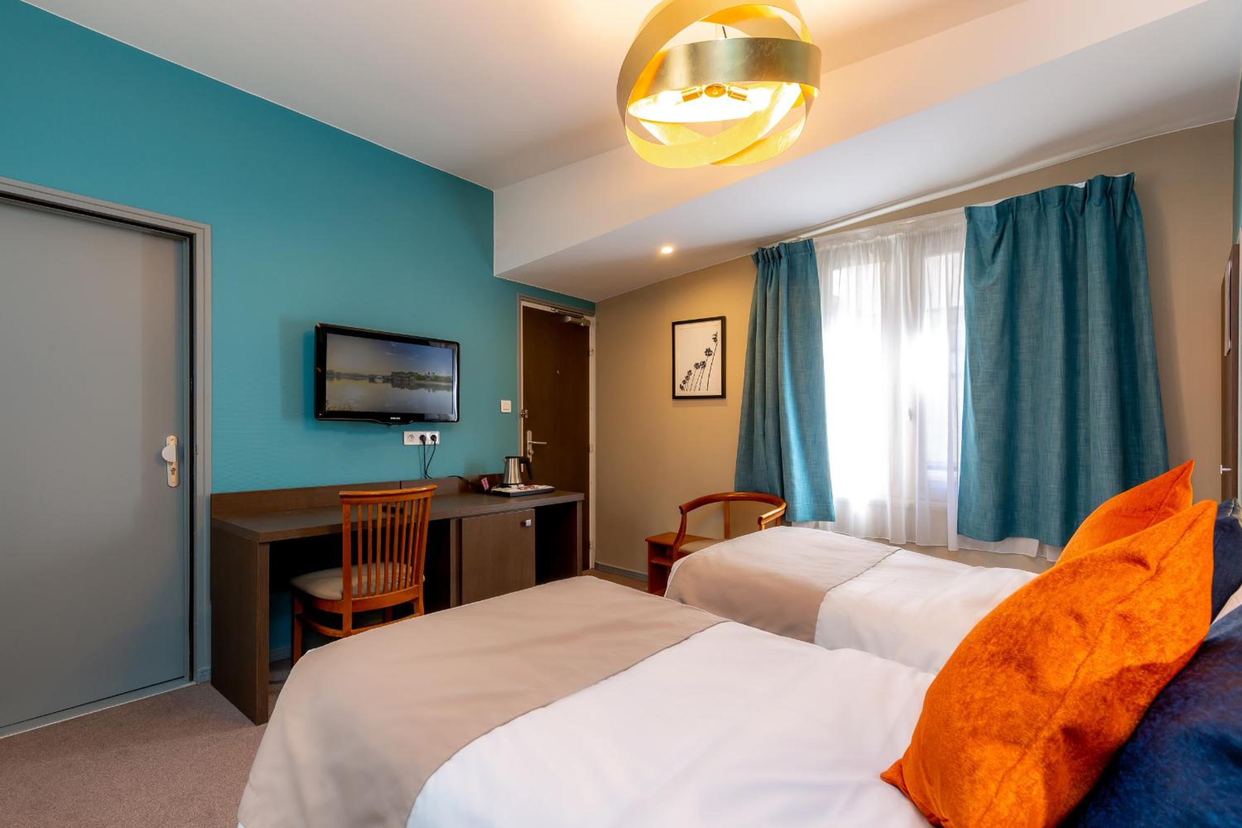 TWIN ROOM