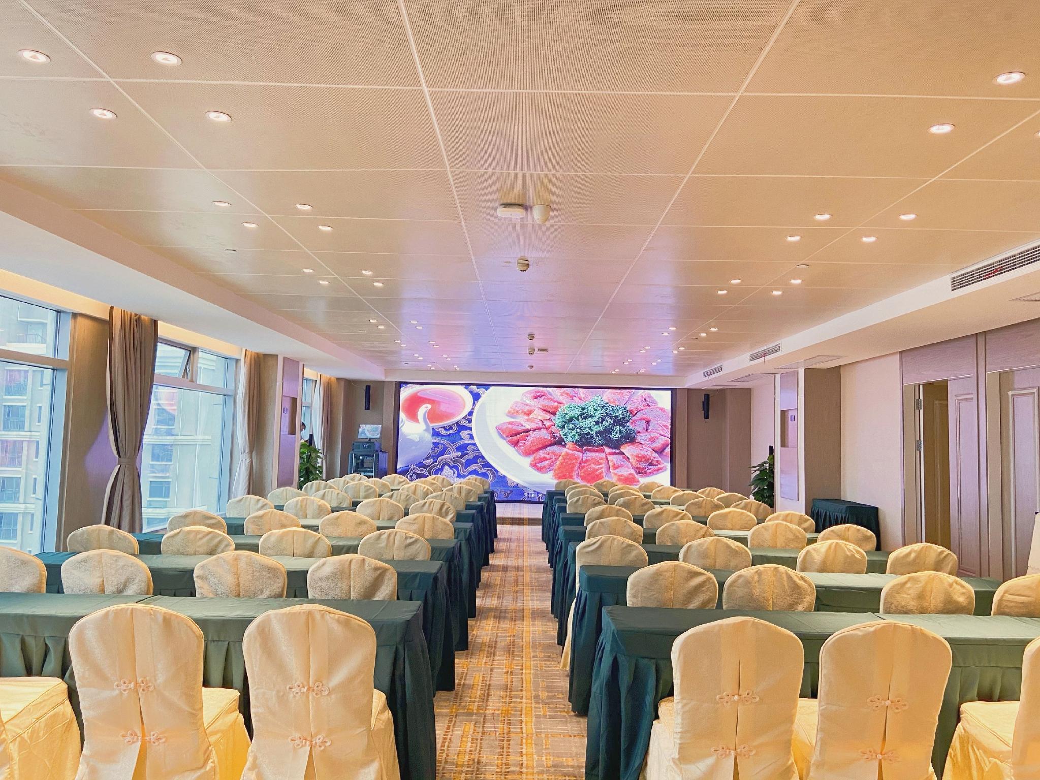 Daye Vienna International Hotel (Huangshi Daye Center High-speed Railway Station) 50/58