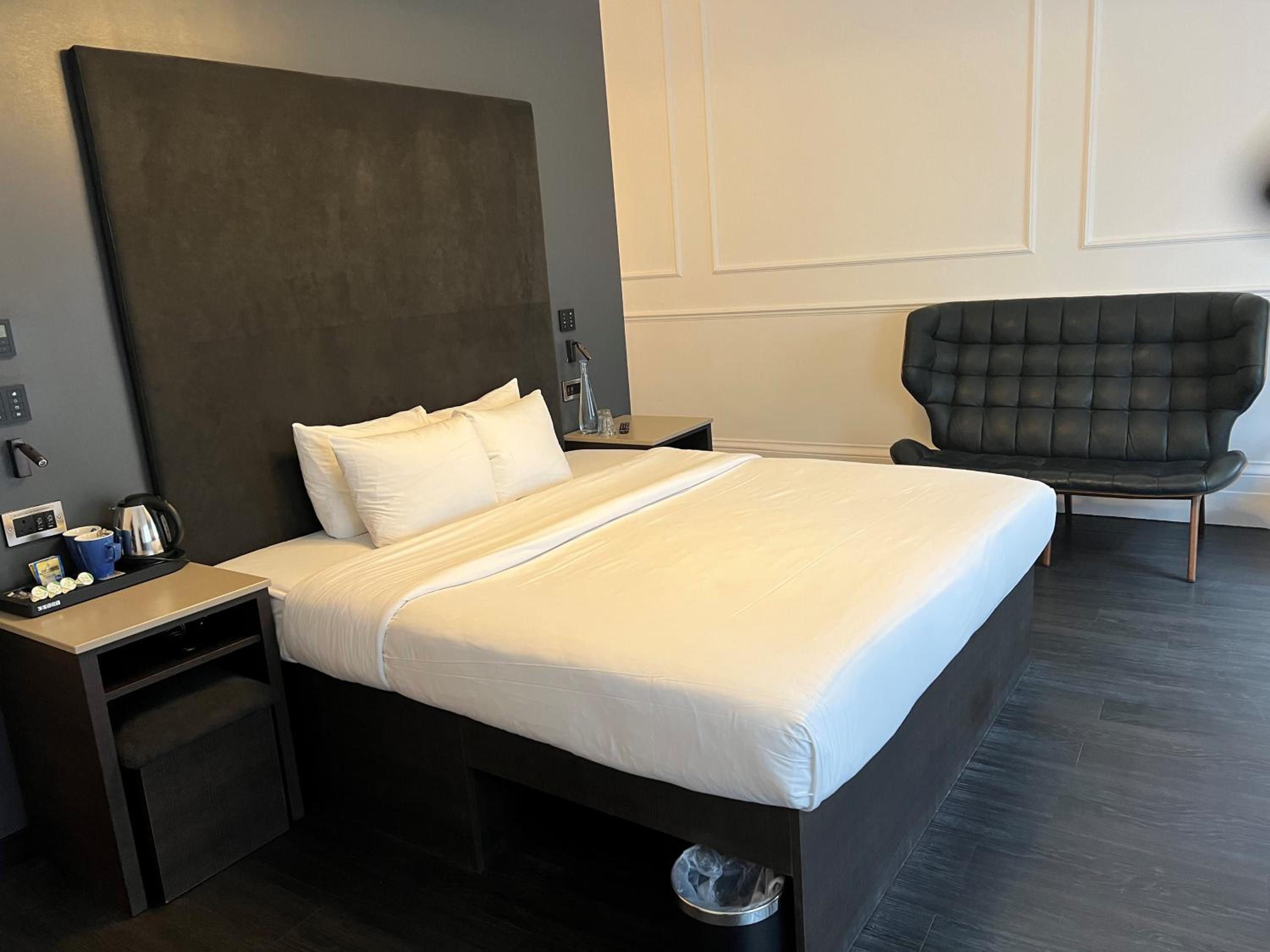 Club, Z, Junior Suite, Queen Bed