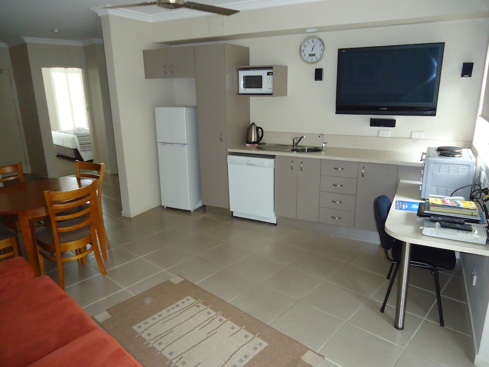 Aston Hill Motor Lodge 33/43