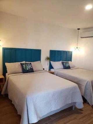 Room, Single, 2 Double Beds