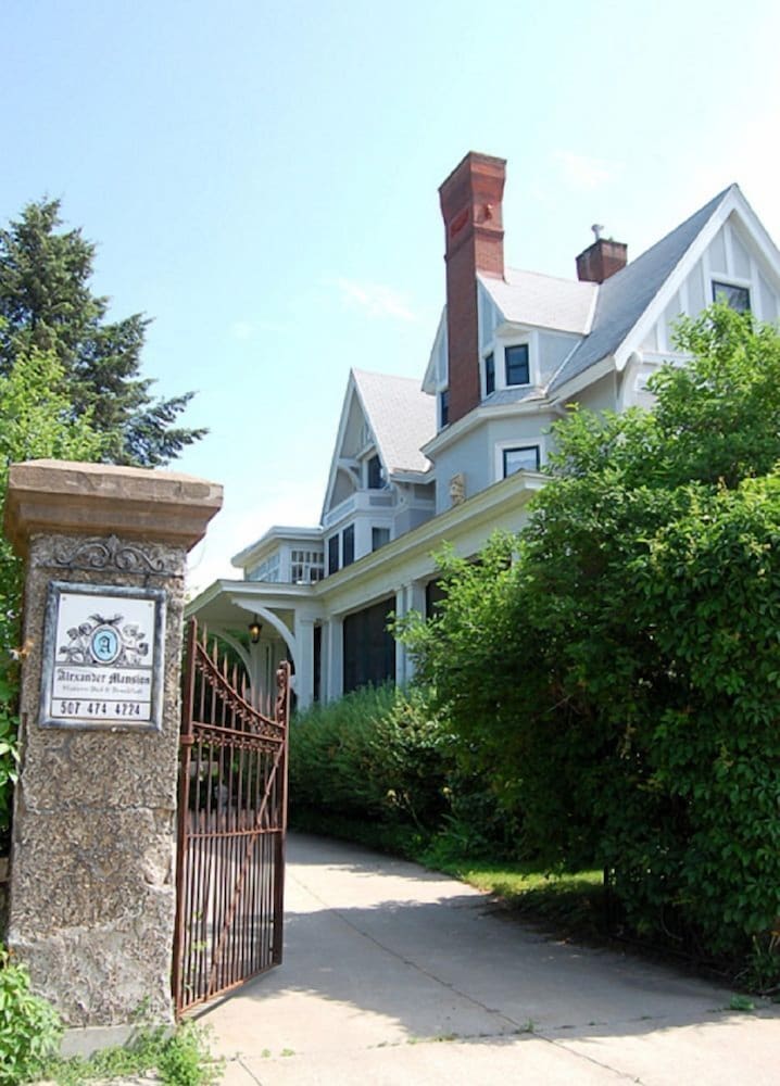 Alexander Mansion Historic Bed and Breakfast 44/48