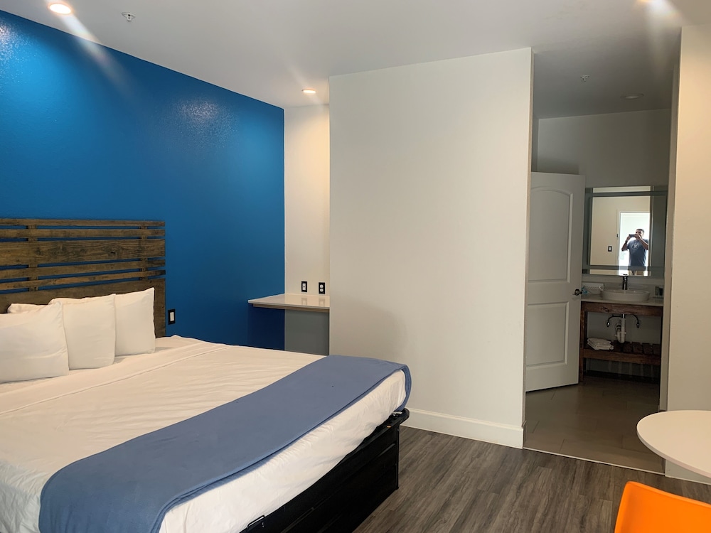 ROOM, KING BED