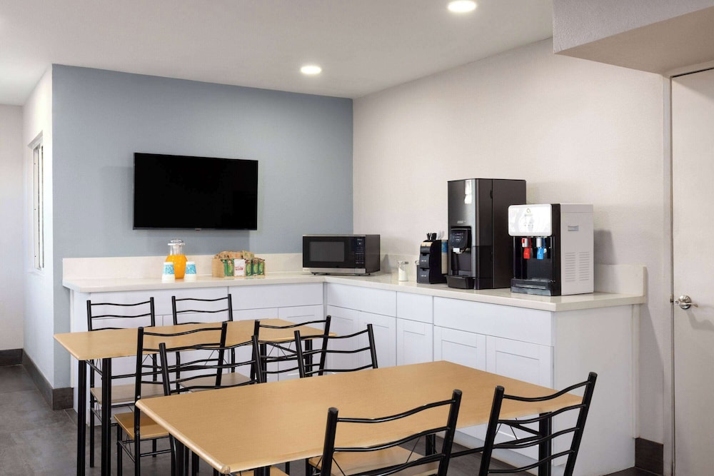 Days Inn By Wyndham Bakersfield Ca 35/55