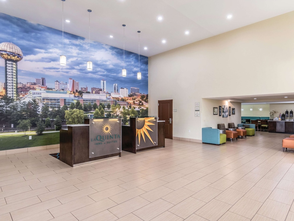 La Quinta Inn & Suites by Wyndham Knoxville Papermill 33/45