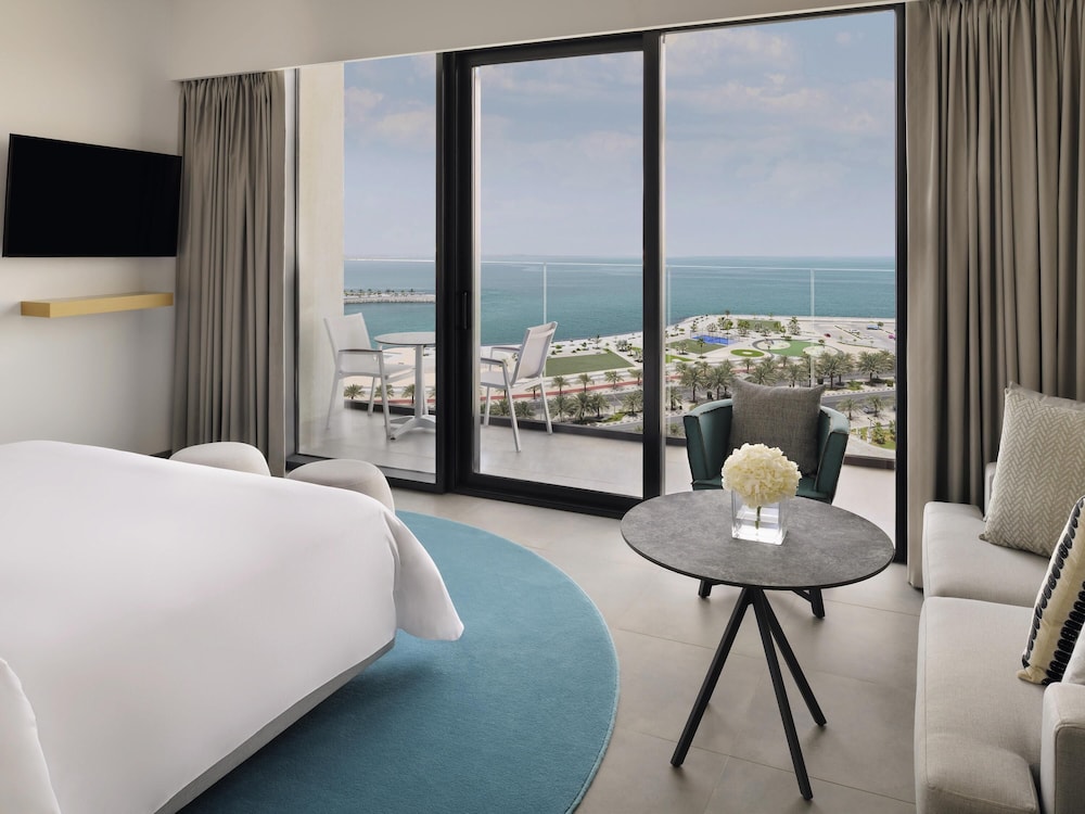 غرفة سوبيريور بسرير كينج بإطلالة على البحر مع أريكة، Movenpick Resort Al Marjan Island 2/4