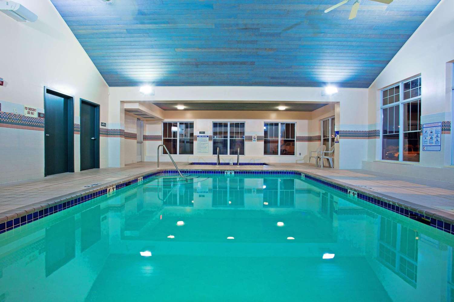 Country Inn & Suites by Radisson, Brooklyn Center, MN 14/30