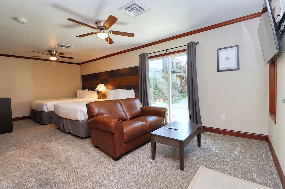 Presidential, Spa, 2 Queen Beds, Hot Tub، Chase Suite Hotel Lincoln 2/5