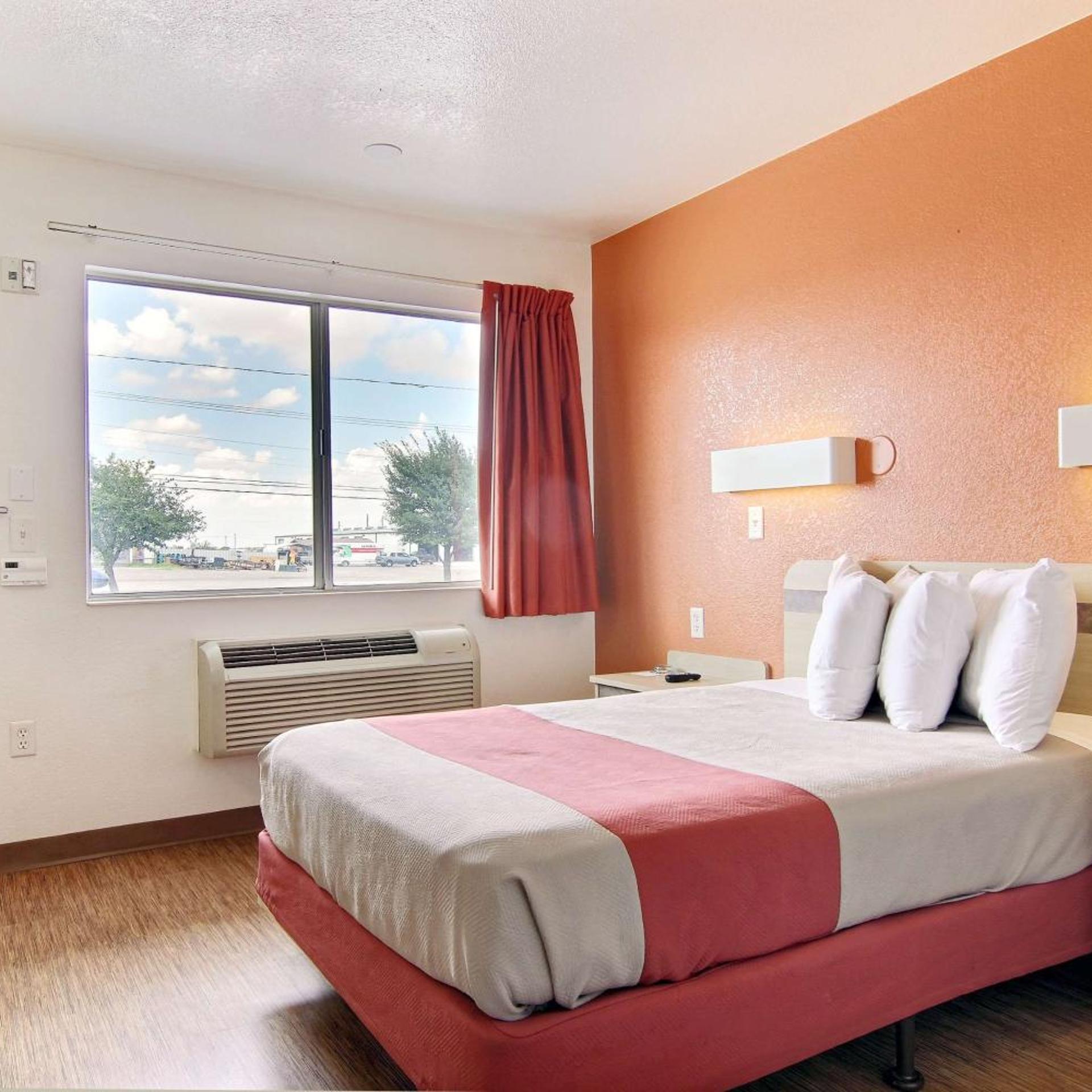 1 Queen Bed - ADA/RI Shower 2/10