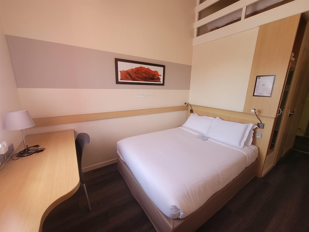 غرفة قياسية بسرير مزدوج وسرير فردي، Kyriad Rennes Chantepie 4/10