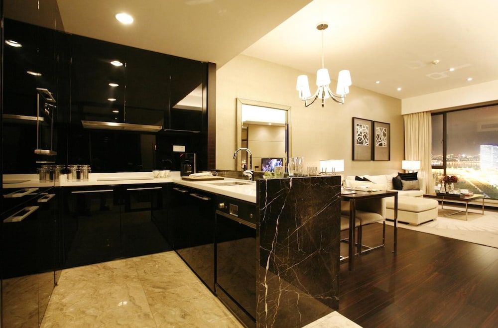 Estay Residence Poly World Trading Center 49/64