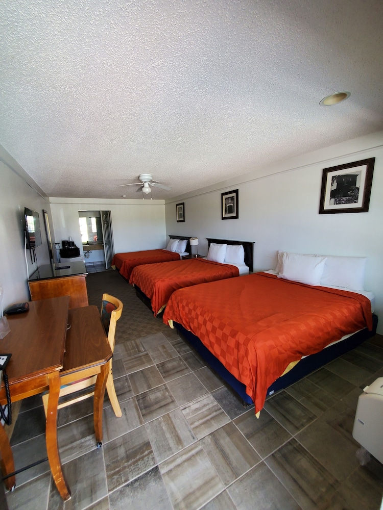 Deluxe Inn Suites 22/61