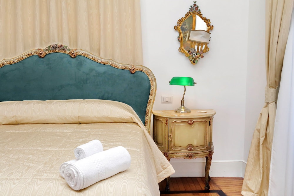 Prestigious Apartment Via Veneto 11/28