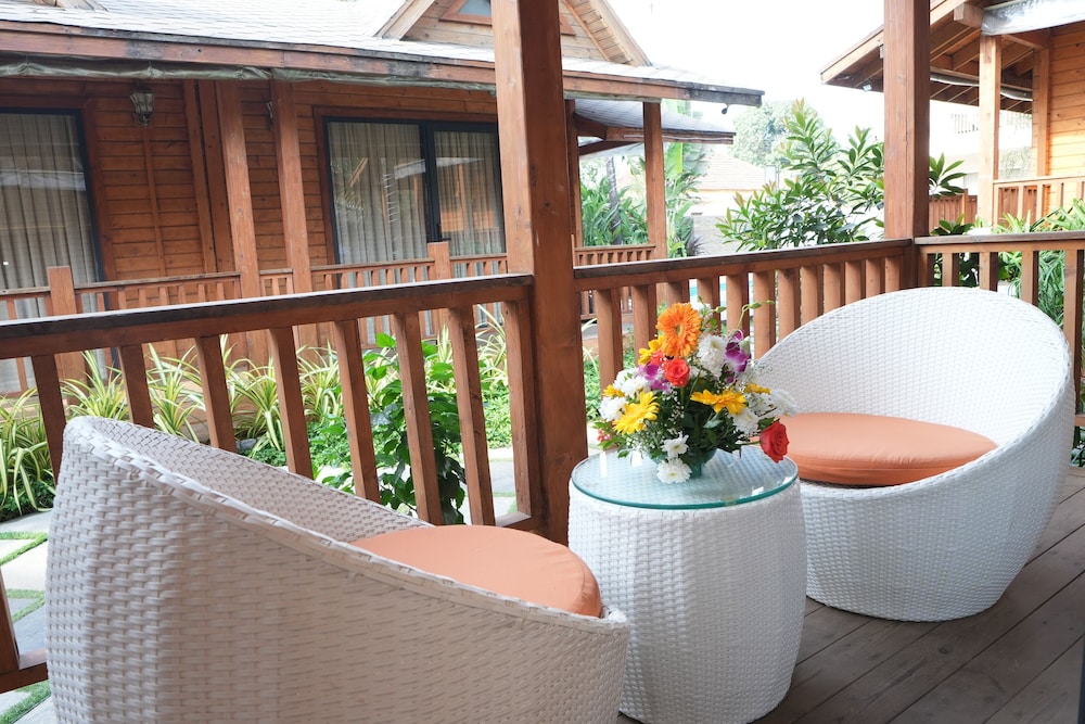 Foxoso Aaristo Baga Beach Resort 7/48