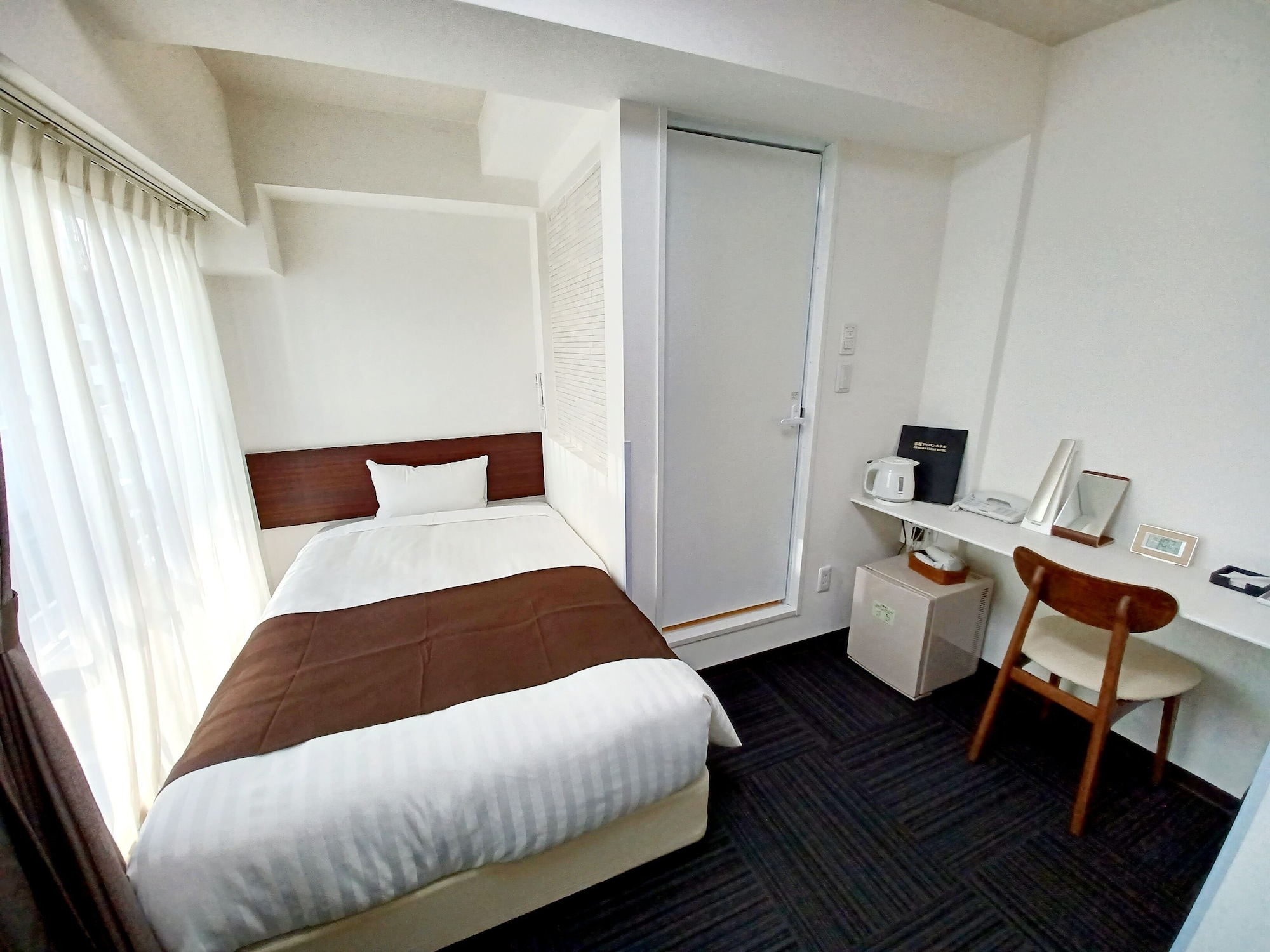 ROOM, SINGLE