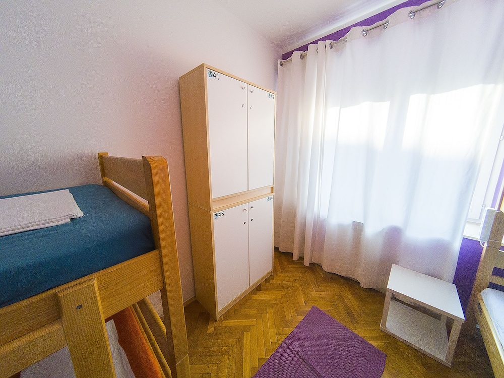 Whole Wide World Hostel & Bar 29/50
