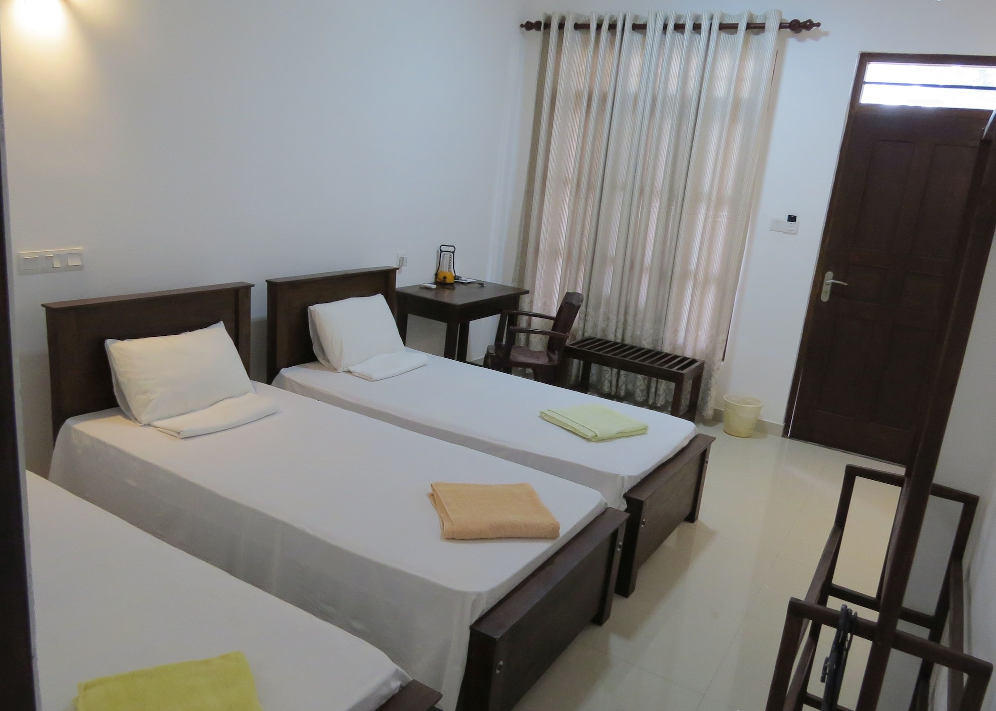 DELUXE, TWIN BEDS, PARTIAL SEA VIEW, BALCONY