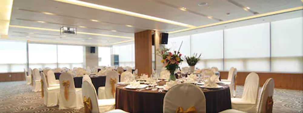 The Class 300 Hotel and Condominium 27/36