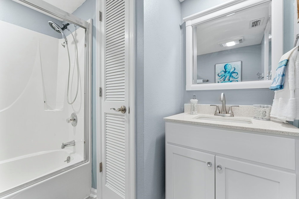 2 Bedrooms, Condo, 2 Double Beds, King Bed, Bunk Bed, Beach Front, 2 Bathrooms، Sandpiper Beacon Beach Resort 3/6