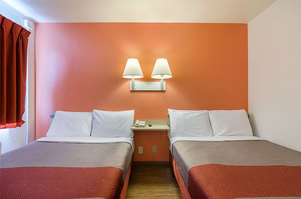 Motel6 Topeka, KS - Northwest 32/54