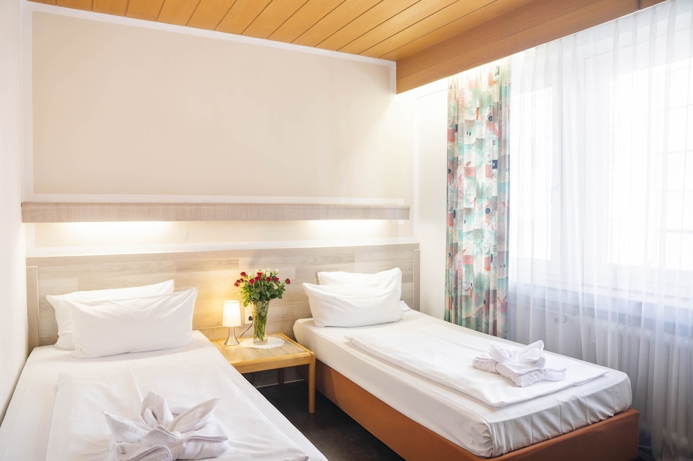 ROOM, SINGLE